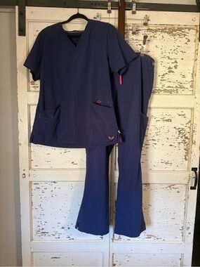 Women’s Navy Scrub Set – LARGE TOP MEDIUM BOTTOM